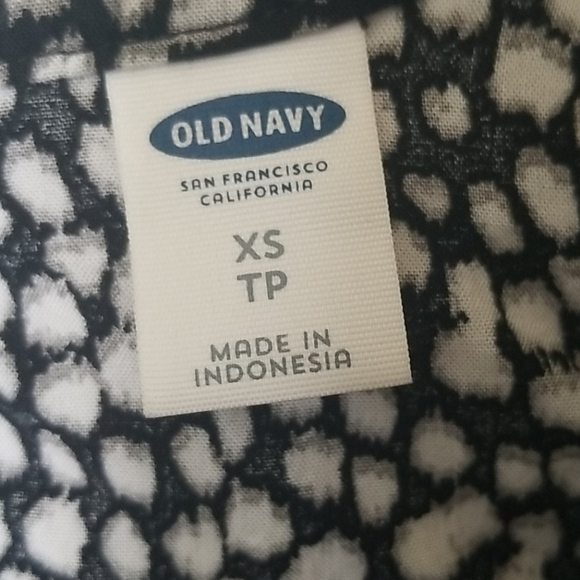 Old navy XS rayon black and white sleeveless blouse - Picture 3 of 7